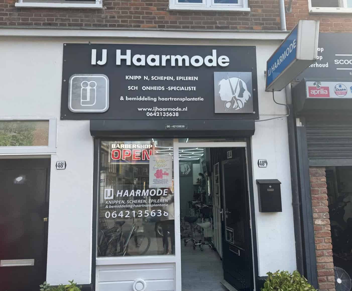 De gevel van IJ Haarmode aan de Hagedoornweg 48a