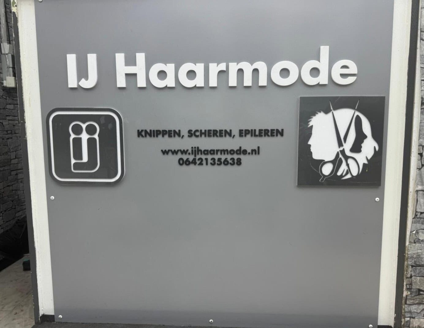 Het uithangbord van IJ Haarmode: knippen, scheren, epileren