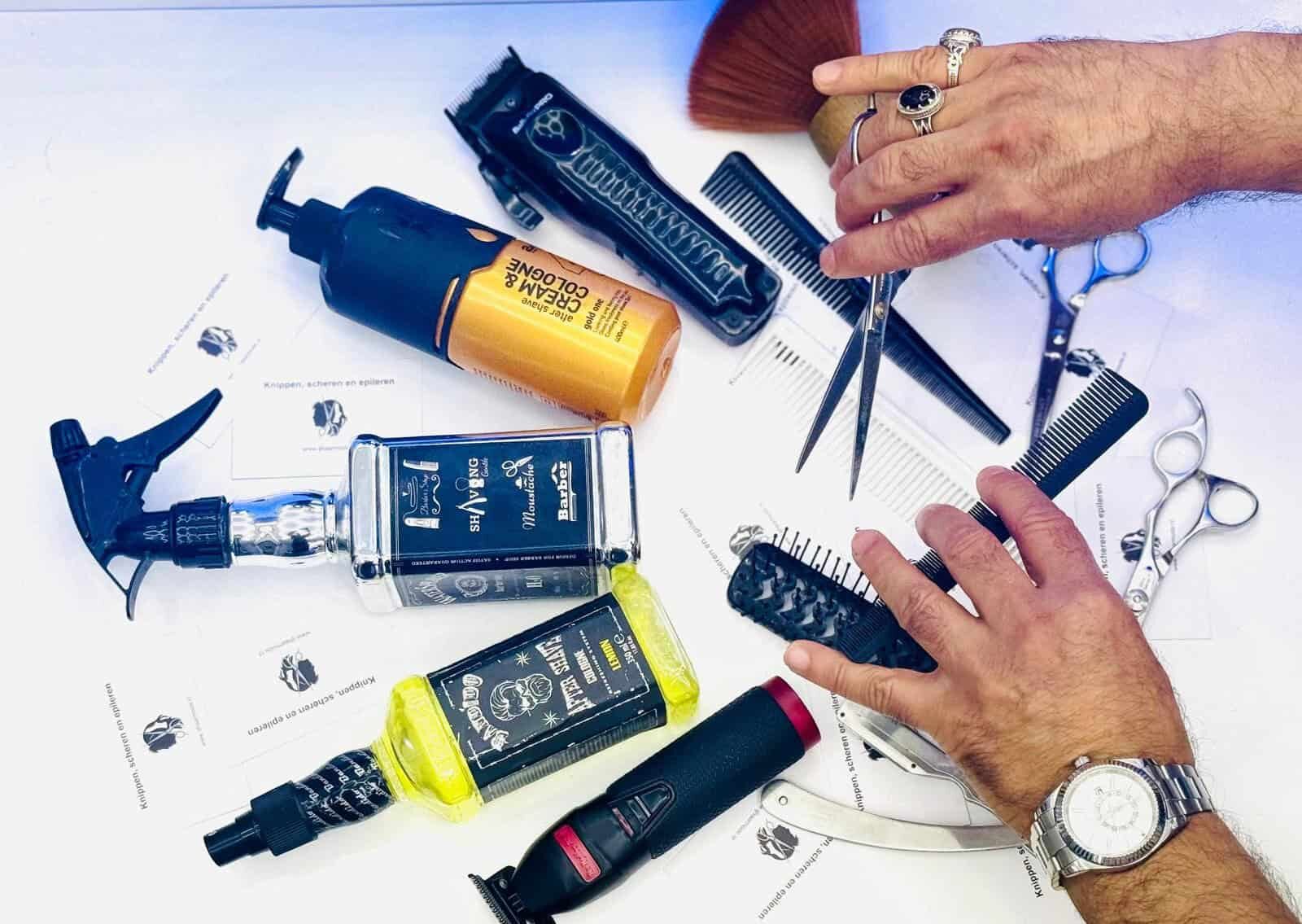 Scharen, tondeuses en stylingproducten op de werkplek