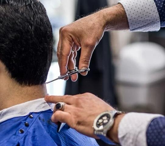Een knipbeurt met de schaar in de nek